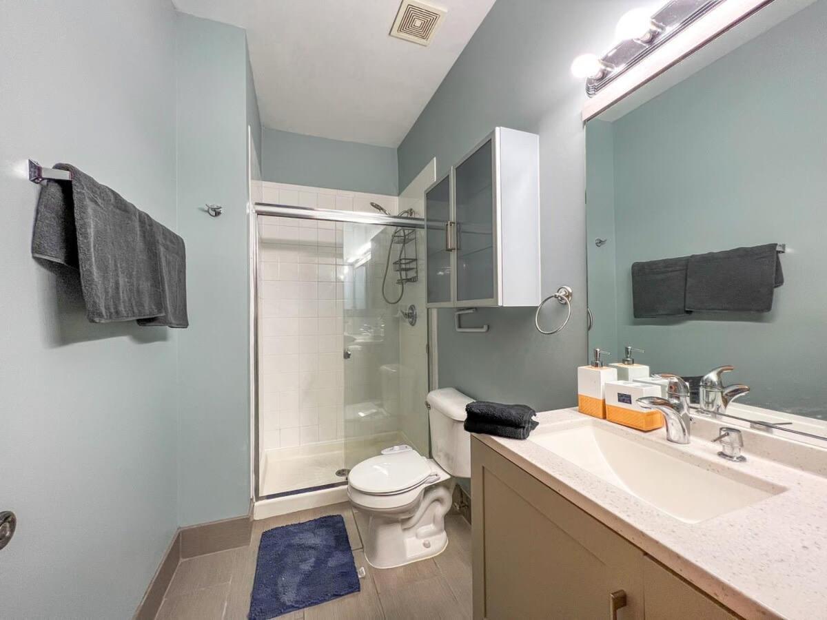 Pool Table, Pingpong, Arcade, 2-car Parking, 3 Floors! Apartment Chicago