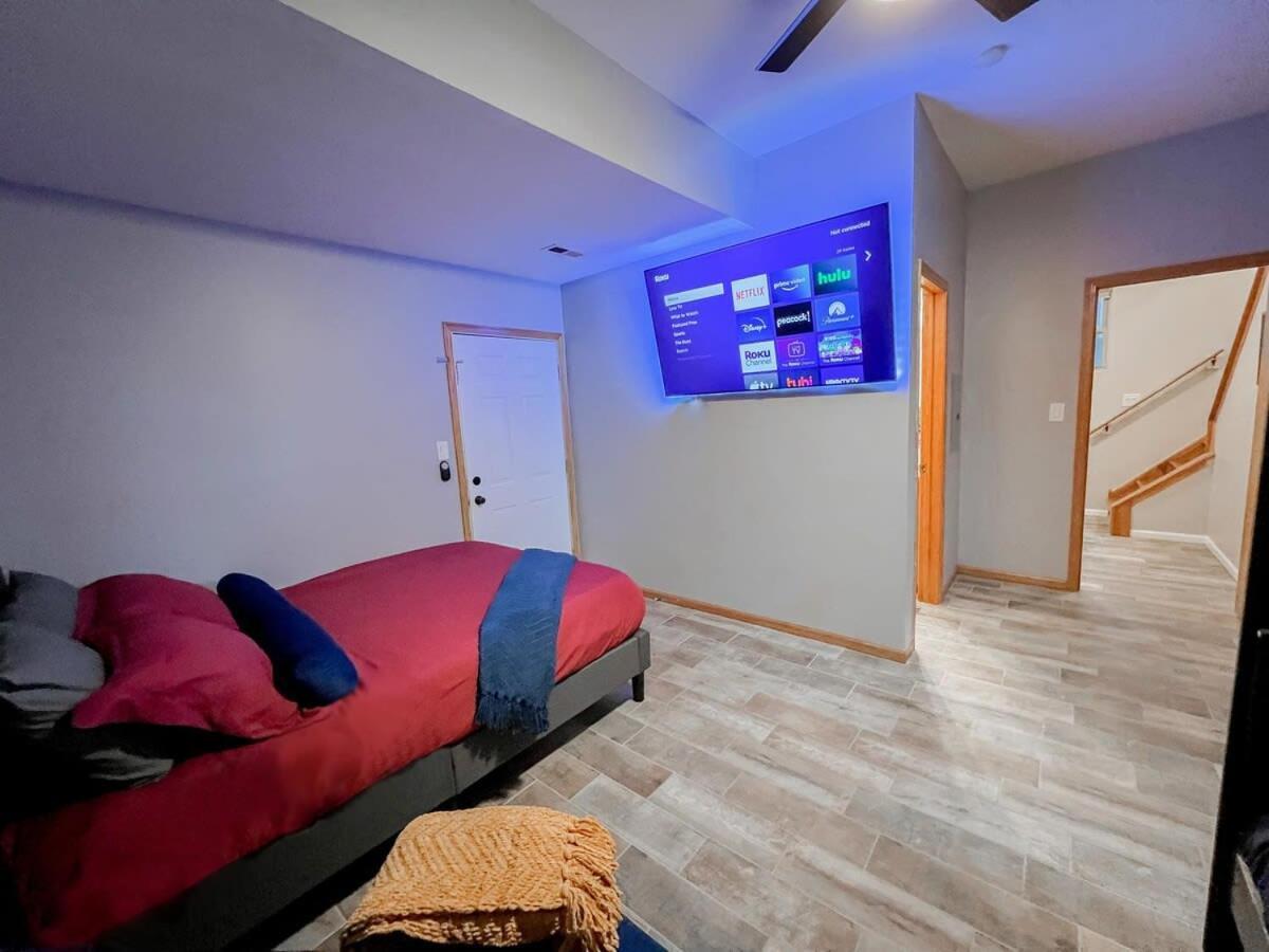 Pool Table, Pingpong, Arcade, 2-car Parking, 3 Floors! Apartment