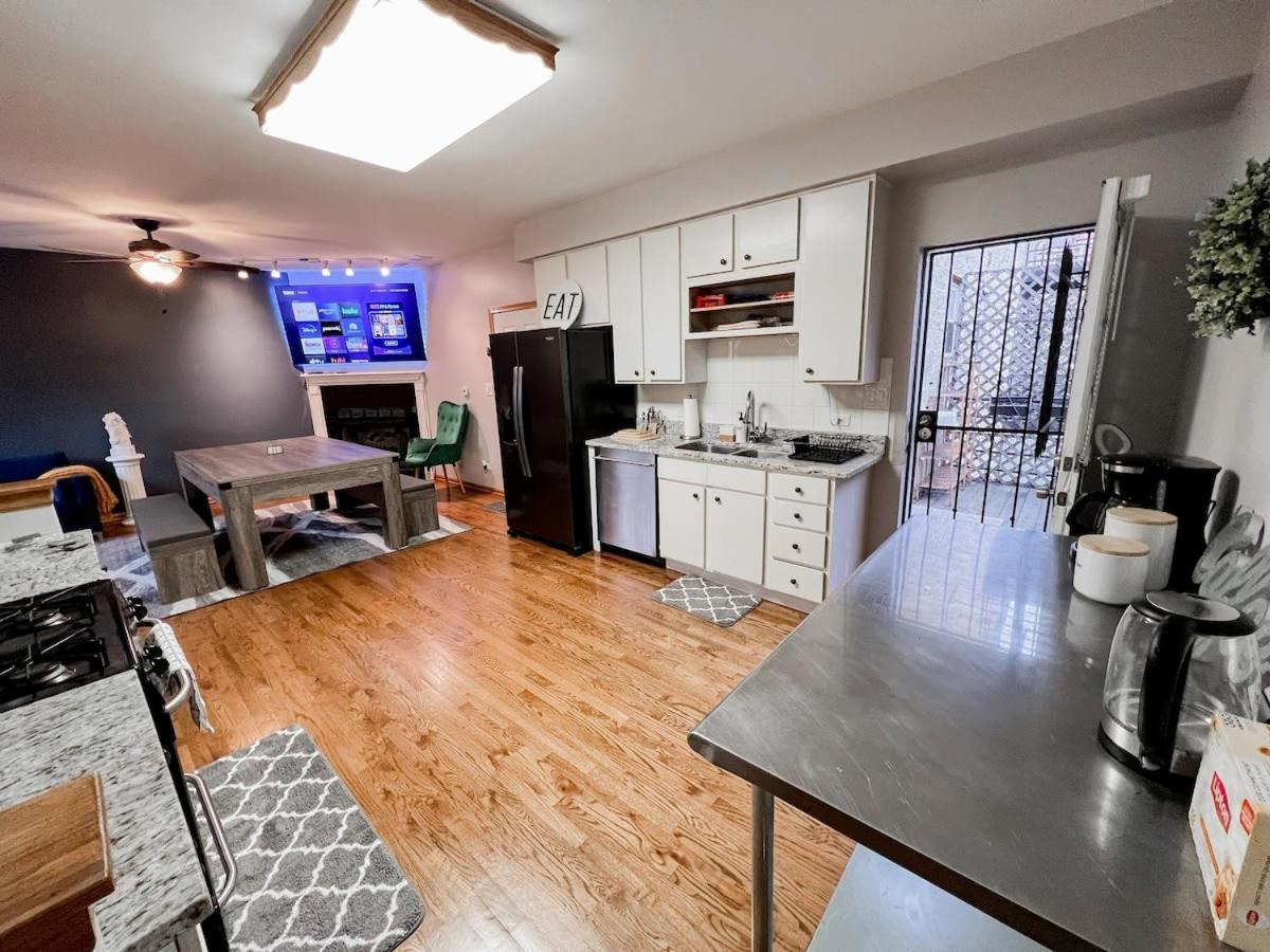 Pool Table, Pingpong, Arcade, 2-car Parking, 3 Floors! Apartment Chicago