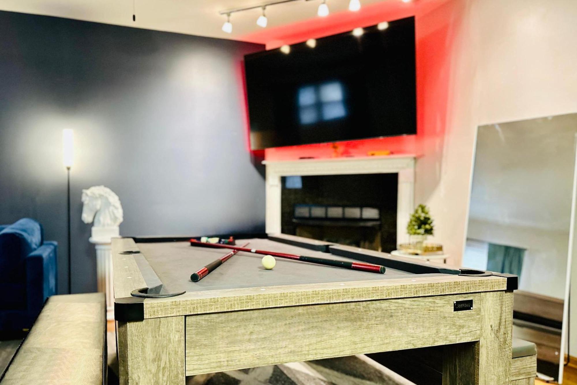 Apartment Pool Table, Pingpong, Arcade, 2-car Parking, 3 Floors! Chicago